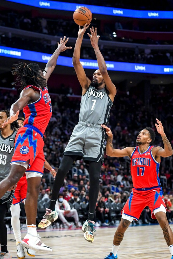  布里奇斯关键罚球篮网险胜活塞止住连败势头