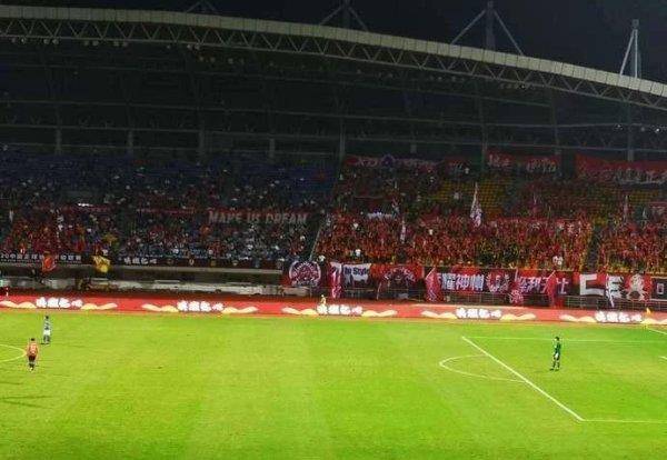  科隆主场气势如虹，球迷助威催生连胜