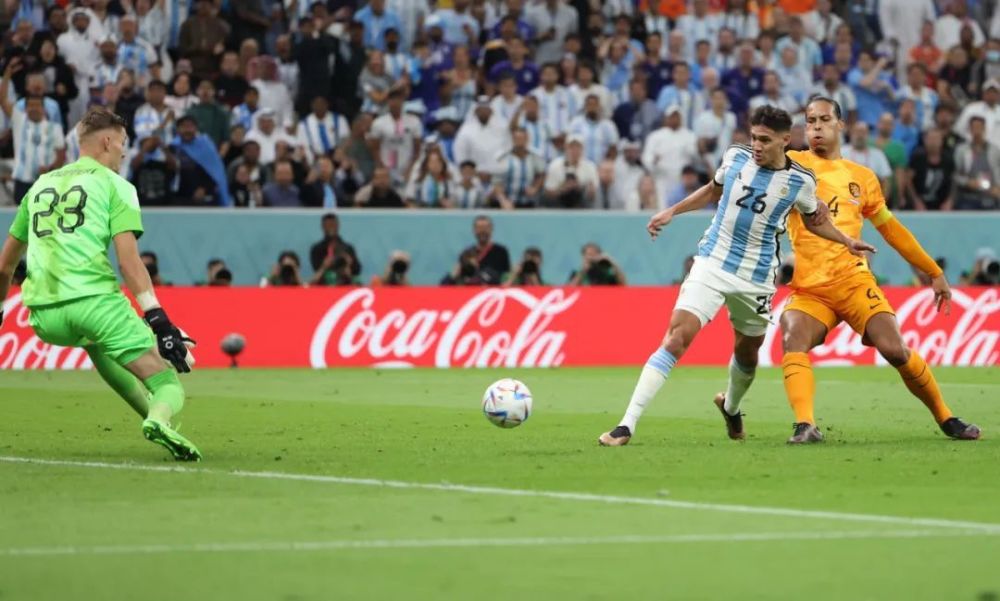  卡利亚里雨战不敌那不勒斯，马拉多纳球场见证卫冕冠军实力